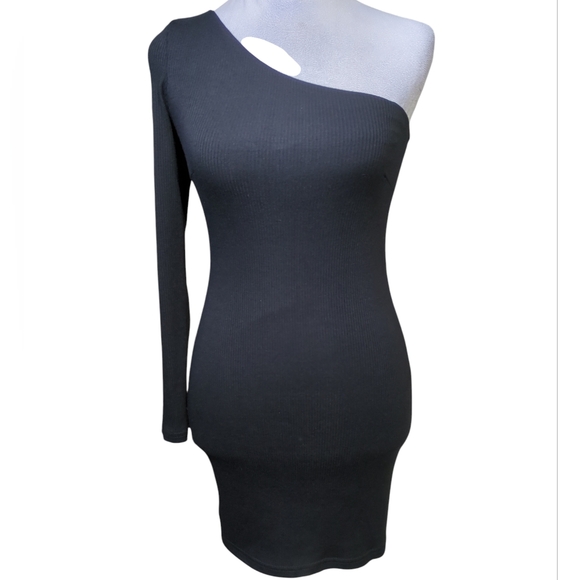 Olivaceous Dresses & Skirts - Olivaceous Elegant Black One-Shoulder Dress Size S 90% Modal